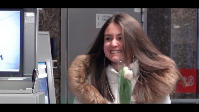 В московском метро девушек досмотрели с пристрастием и поздравили! смотреть онлайн