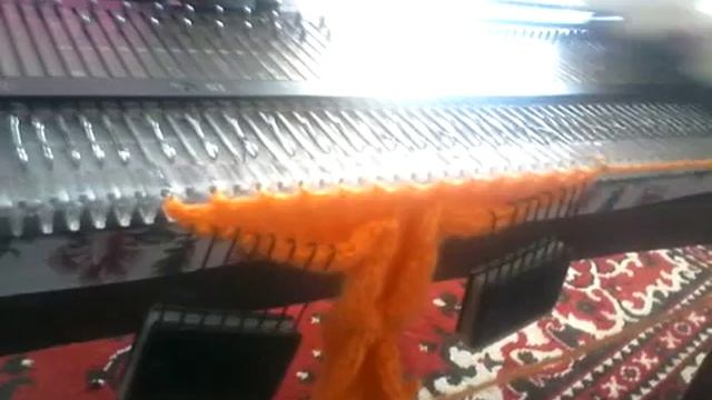 Вязание детской шапочки-отворот на вязальной машине Нева 5 смотреть онлайн