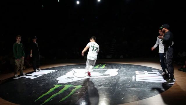 Alkolil, Bumblebee & Robin vs Monsters Bboys [Semi-Final] // Bboy World // Silverback Open 2017 смотреть онлайн