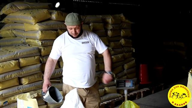 Чем и как насыпать корм. ( Лайфхак) смотреть онлайн