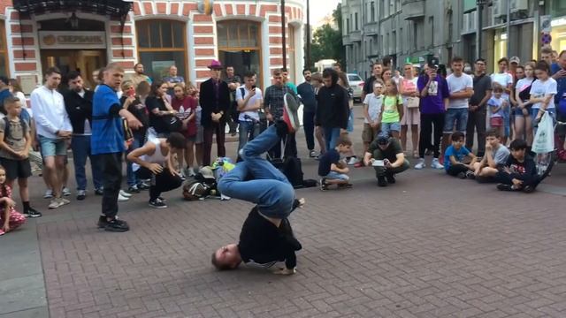Самый интересный Брейк данс Breakdance За рвал интернете Смотрите до конца смотреть онлайн