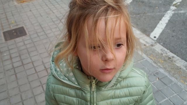 Всем привет. Это девочка Оливейя, которая родилась и живет Испании. Ей здесь 5 лет. смотреть онлайн