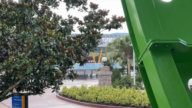 Disney's POP Century Resort - FULL TOUR! Room, Pool, Food Court, Rainstorm, Merchandise & More! смотреть онлайн