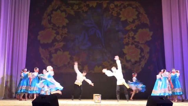 Ансамбль народного танца Росинка. Деревенская улица. смотреть онлайн