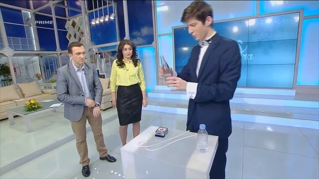 Mike Kovali зарядил телефон используя банан и превратил воду в КОЛУ! смотреть онлайн