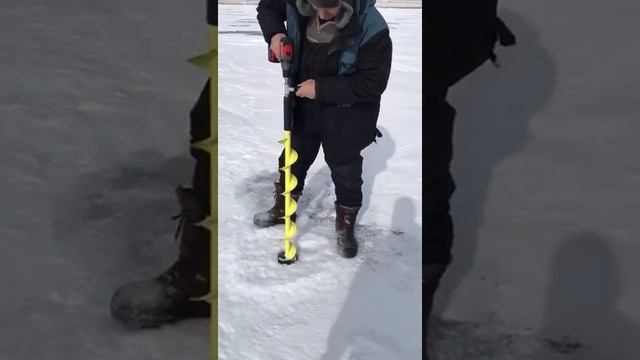 Бурим лунку шуроповертом, шнек 100 мм, шурик, рыбалка, за 10 секунд и готова.Ледобур смотреть онлайн
