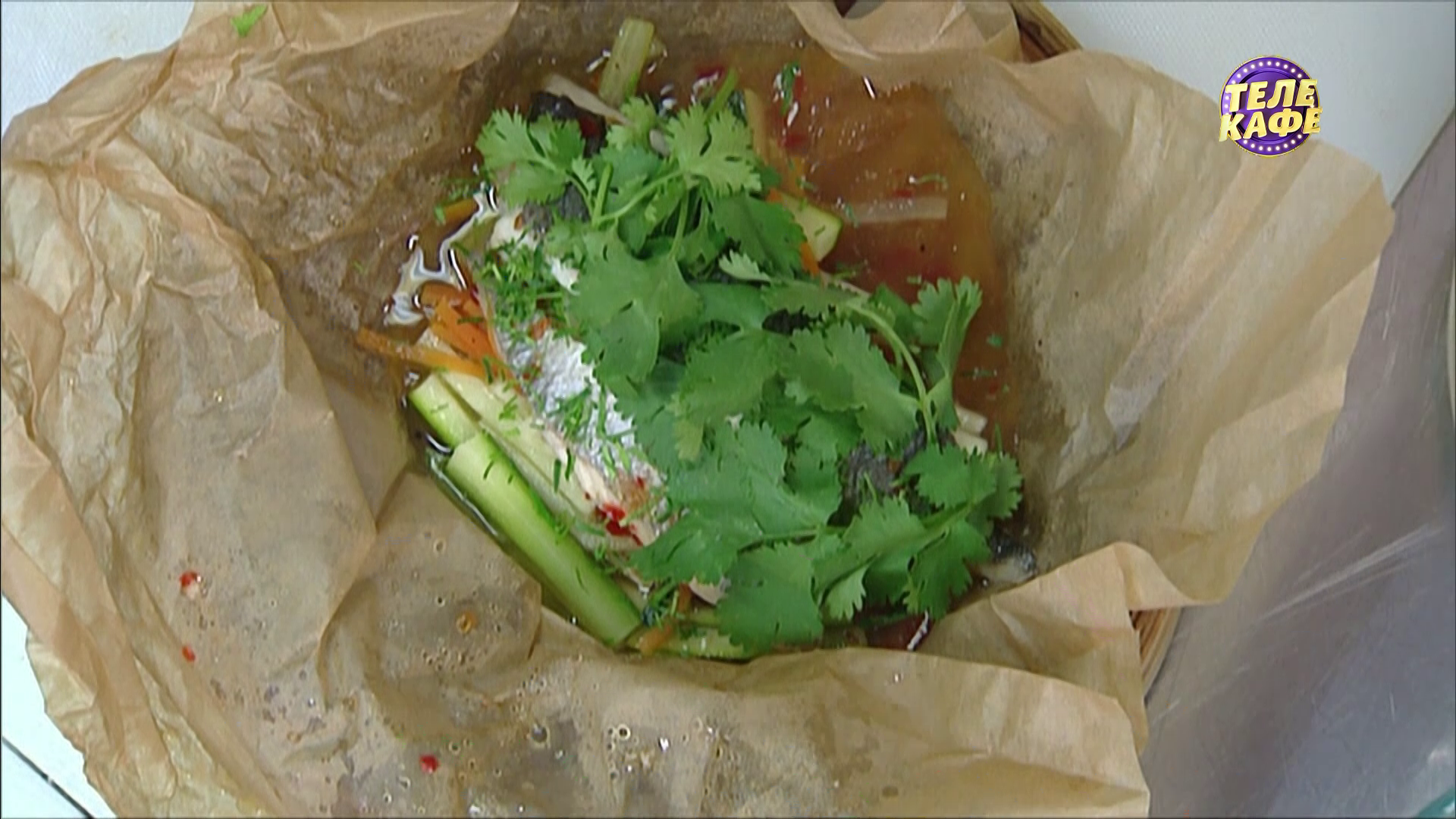 Дорада на пару с овощами и соусом чили / Суп из курицы, кукурузы и кинзы / Салат с тунцом и собой смотреть онлайн