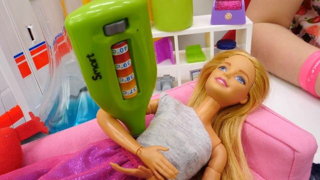 Видео онлайн - Кукла Барби и Эльза Холодное Сердце заболели! – Принцессы Дисней в играх для девочек смотреть онлайн