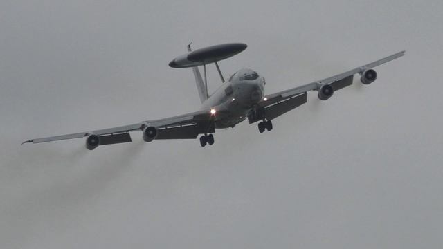 AWACS E-3 Sentry AWESOME approach to GKE ! смотреть онлайн