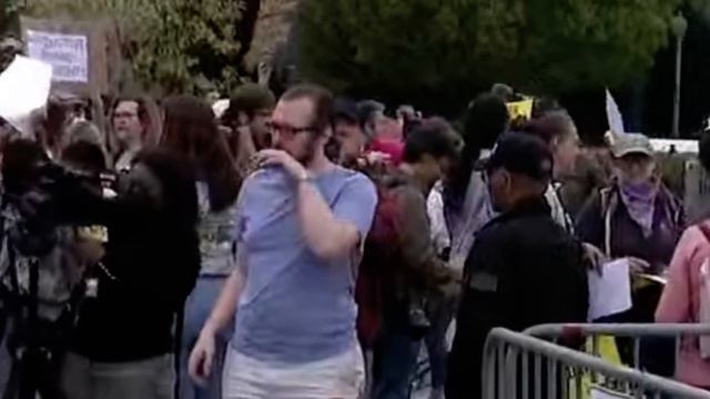 What is this Beta Male doing here? Lol смотреть онлайн