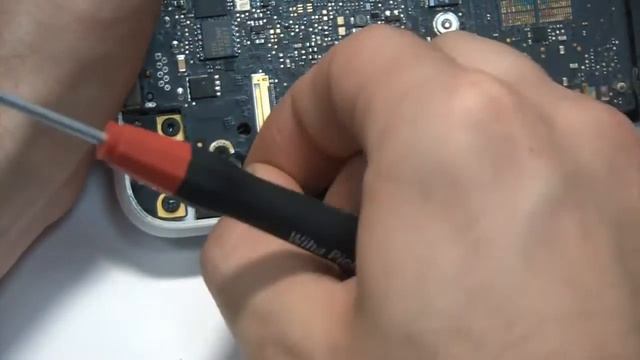Самостоятельный ремонт расшатанных петель MacBook Pro смотреть онлайн