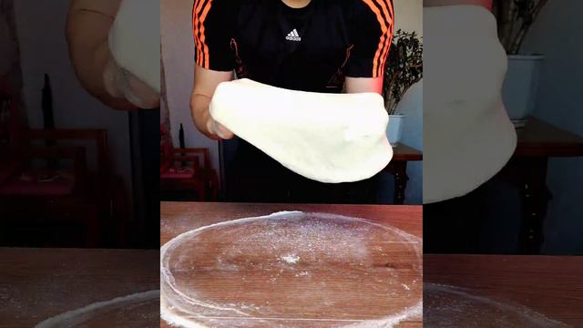 ОЧЕНЬ вкусная пицца КРАСАВИЦА с красивым бортиком. смотреть онлайн