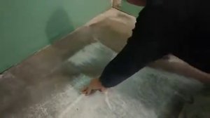 Грунтовка пола акриловым грунтом перед укладкой плитки.