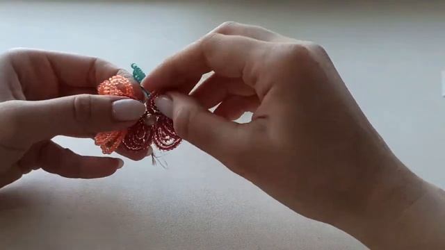 Резинка с цветами из бисера смотреть онлайн