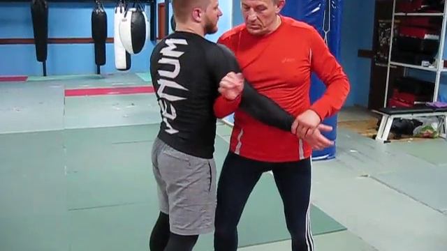 Парочка выходов на рычаг локтя в стойке.