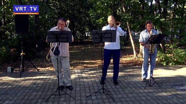 В городском парке прошла развлекательная программа «Танцующий четверг» смотреть онлайн