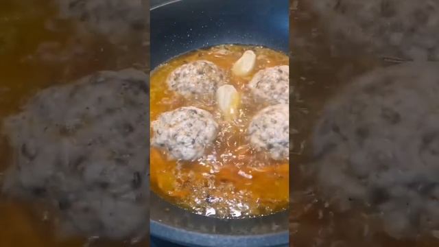 Фишбол из Сёмги с лесными грибами и тигровыми креветками с домашней лапшой.