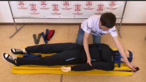 транспортировка пострадавшего на щите