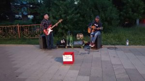 КИНО - Апрель - Виктор Цой - песню исполнили Эдуард Новиков и его друг бас-гитарист на ВДНХ #Moscow