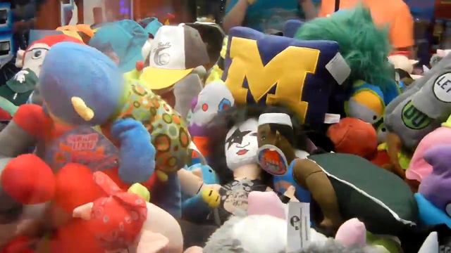 Winning on The Claw Machine- Claw Craziness! AMAZING Co-op With AARON HIPPS! ((Part 1)) "E.T.!" смотреть онлайн