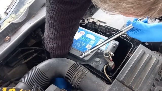 How DO you change the Battery in a VW Golf? ? - MK5 Golf смотреть онлайн