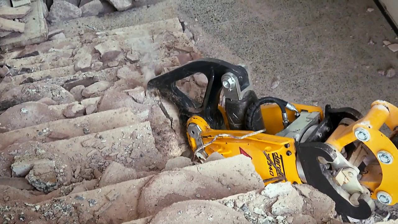 Демонтажные роботы Brokk C бетоноломами Darda. Демонтаж железобетонных конструкций.