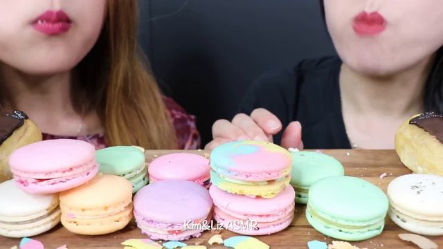 ASMR MACARONS + CHOCOLATE ECLAIRS 마카롱 리얼사운드 먹방 マカロン | Kim&Liz ASMR смотреть онлайн