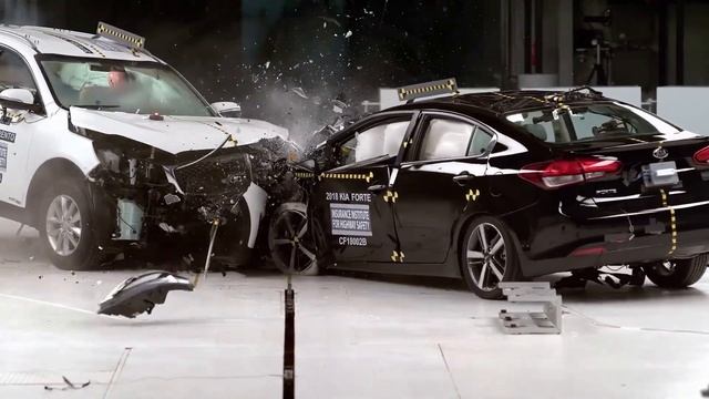 Kia Sorento vs Kia Forte 40 mph crash test (IIHS) смотреть онлайн