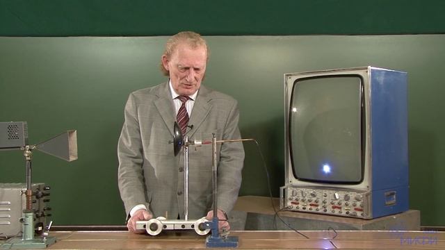 31. Волны и оптика. Трехсантиметровые волны: диэлектрическая призма.mp4