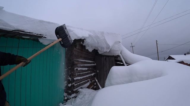 Живу в деревне. Сходил в магазин. Опасный снег на крыше. смотреть онлайн