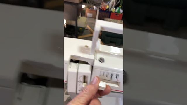 How to remove the top cover from a modern singer (model 9015) sewing machine смотреть онлайн