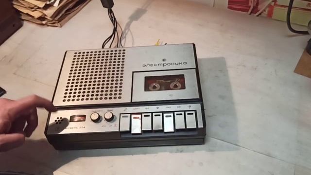 Кассетный носимый магнитофон Электроника-324, СССР, 1981 год, завод "Алиот" смотреть онлайн