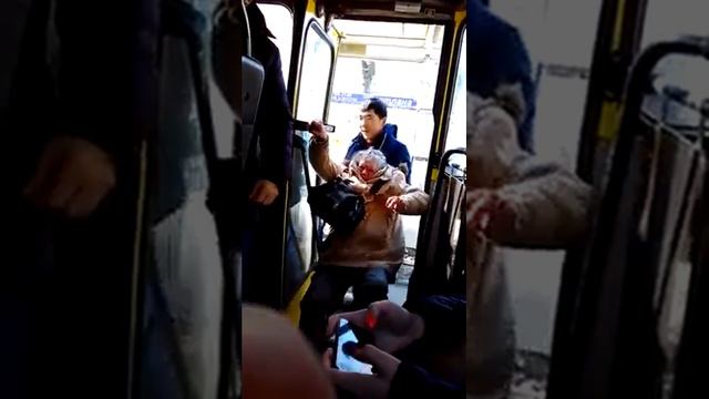 В Екатеринбурге кондуктор выволок бабушку из маршрутки смотреть онлайн