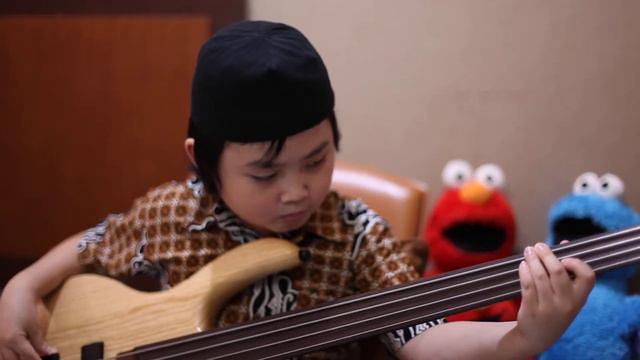 Adventure Of A Lifetime - Coldplay (Cort B4FL Fretless) смотреть онлайн