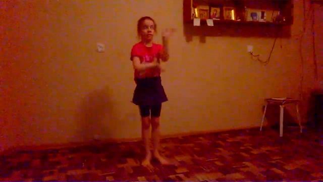 Маша учится танцевать ♪ Первый танец ♥ смотреть онлайн