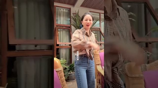 Tibetan dance by Tibetan dance soul dancer YONGJI ?(with language translation) смотреть онлайн