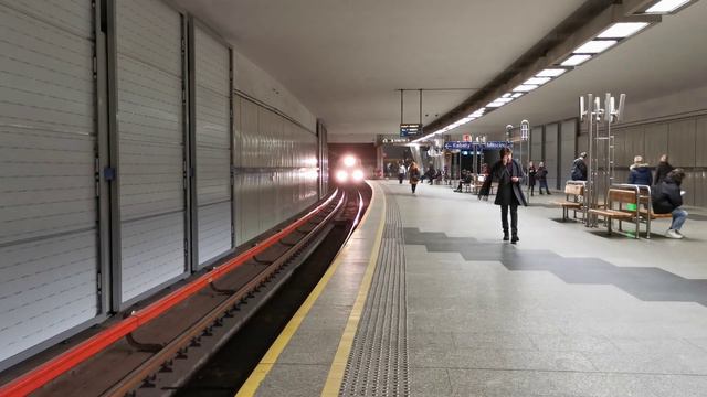 🇵🇱 Warsaw Metro / MW Metrowagonmash Serie 81-572/573 EMU (2023) смотреть онлайн