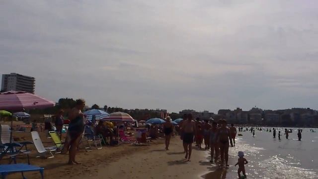 По пляжу в Салоу. Каталония. 2017 смотреть онлайн