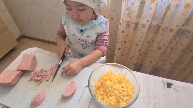 Зере ? пицца? әзірлеуде. Зере готовит ?пиццу?. Маленький повар Готовим пиццу Поваренок смотреть онлайн