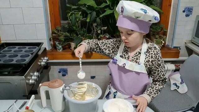 Кексы с варёной сгущёнкой. Готовим с Вероникой. смотреть онлайн