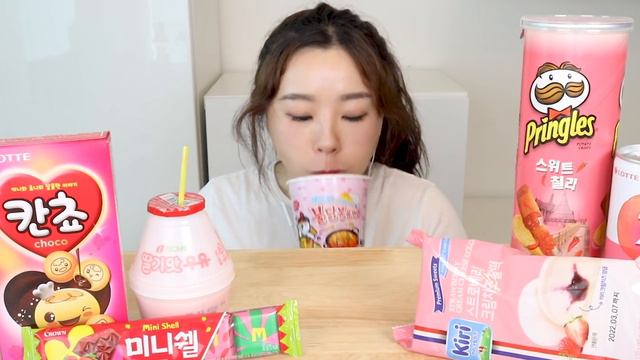ASMR Korean Convenience Store Mukbang 편의점 먹방 로제 불닭볶음면 납작당면 떡볶이 디저트 CVS Pink Food Dessert Fire Noodl смотреть онлайн