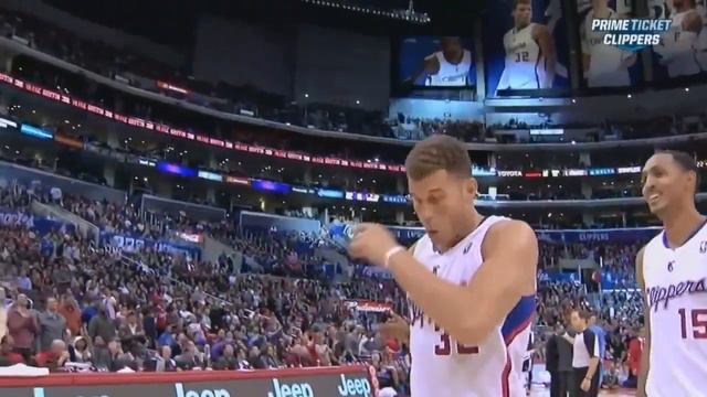 Blake Griffin Dunks on his own team mate Ryan Hollins смотреть онлайн