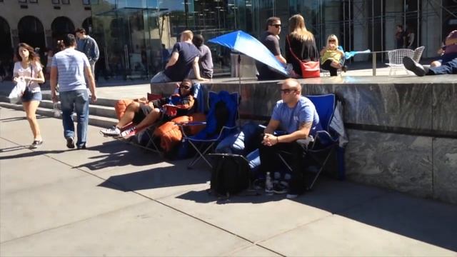 iPhone 5s Line Forming Fifth Avenue Apple Store смотреть онлайн