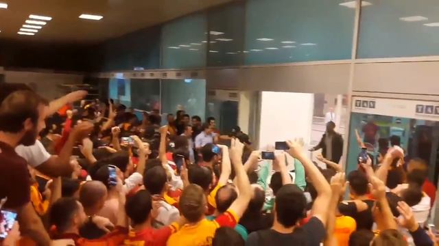ultrAslan Jason Denayer'i beklerken makara yapıyor. смотреть онлайн