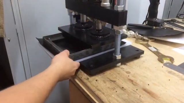 Вырубной пресс в работе. Вырубка обложки под блокнот размерами 26 см на 23 см. смотреть онлайн