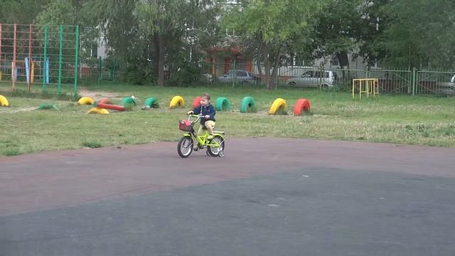 Купили сегодня доченьки велосипед! Вот так мы катаемся в 2 года))))) смотреть онлайн