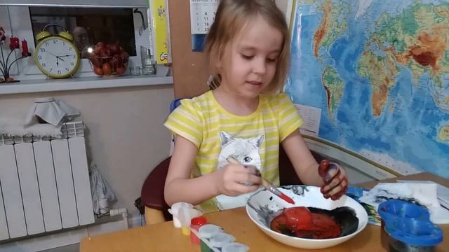 КАТЯ ВЕСЕЛО РАЗРИСОВЫВАЕТ ЛЕД И ЧТО ИЗ ЭТОГО ПОЛУЧАЕТСЯ смотреть онлайн