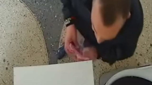 Ловкость рук и много мошенничества - еще один пример развода кассиров при обмене (залом купюр) смотреть онлайн