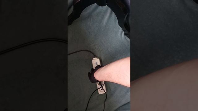 Film ukazujący zmianę dźwięku systemu audio gdy odwrócimy wtyk sieciowy w gnieździe. смотреть онлайн