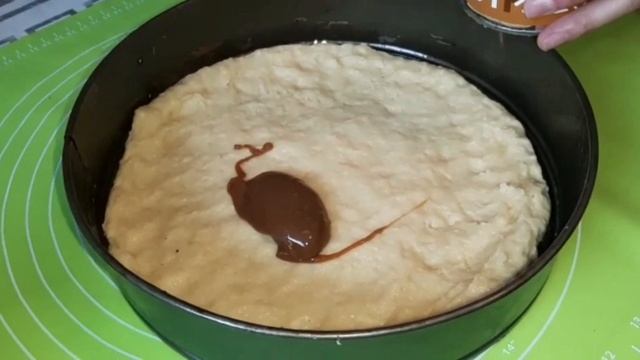 Песочный пирог с вареной сгущёнкой.Өте оңай пирог.